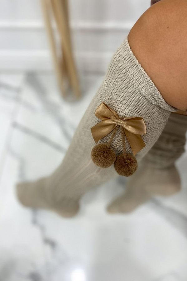 Beżowe zakolanówki z pomponem i kokardą Marta 150