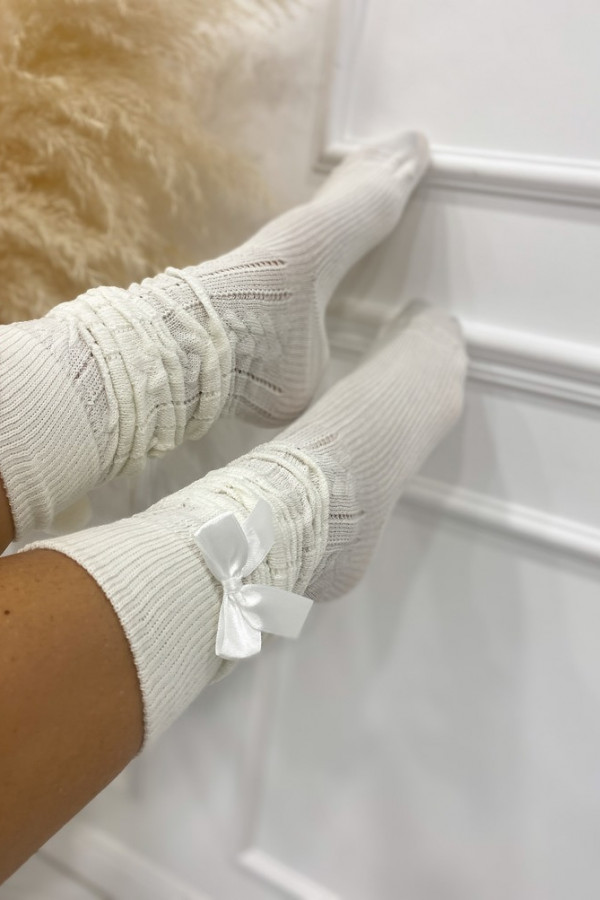 Białe zakolanówki z pomponem i kokardą Marta 150