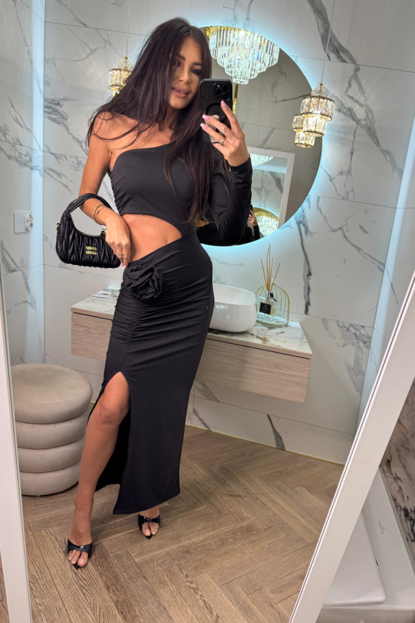 Czarna sukienka midi jeden rękaw z wycięciem w talii i różą ANTONIA 26