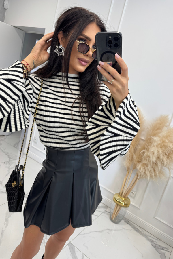 Sweter krótki z ozdobnymi rękawami w paski biało-czarny OLA 09