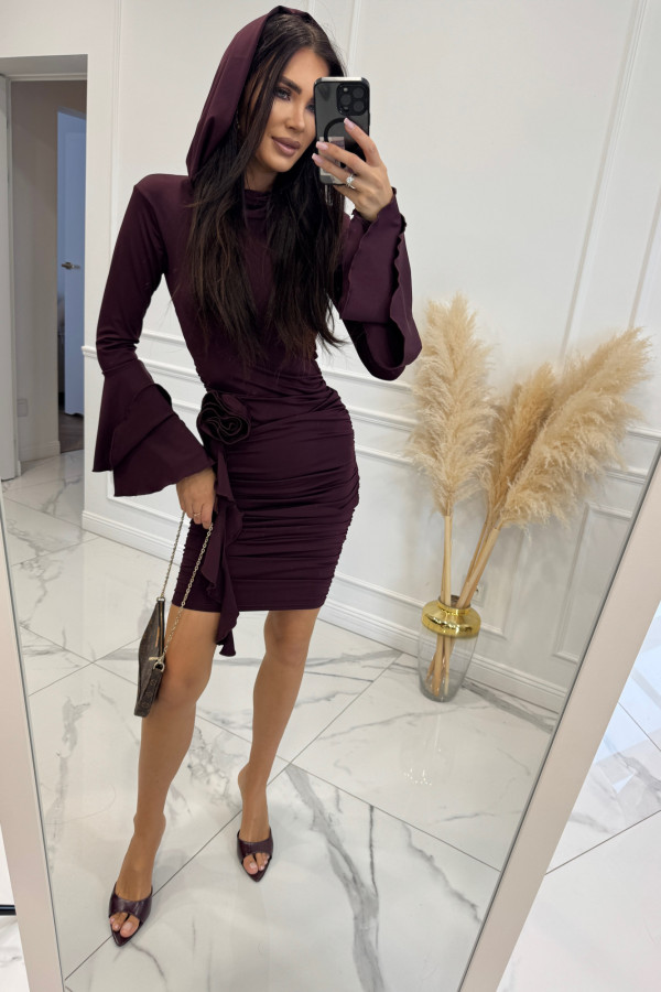 Bordowa sukienka midi z kapturem i różą Diva 185