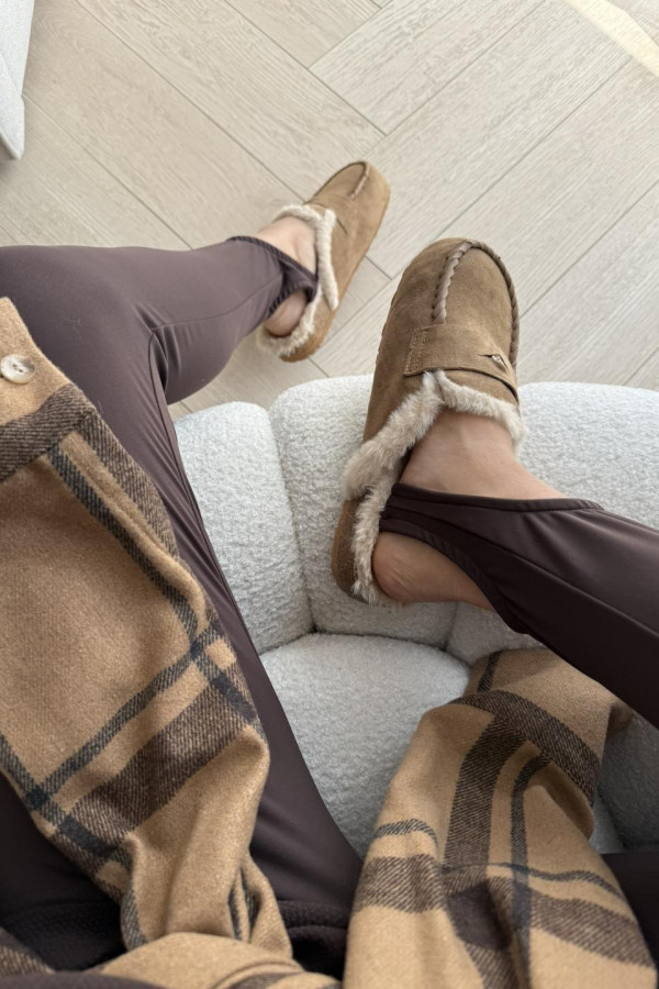 Klapki z futerkiem ciemny beż ERNEST