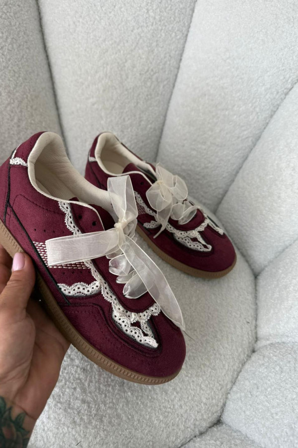 Bordowe buty zamszowe z obszyciem koronki JUDDY