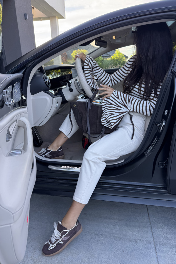 Sweter krótki z ozdobnymi rękawami w paski biało-brązowy OLA 09