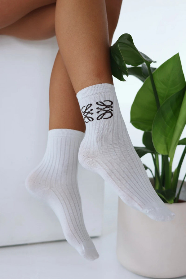 Białe skarpetki prążkowane z czekoladowym wzorem MONOGRAM