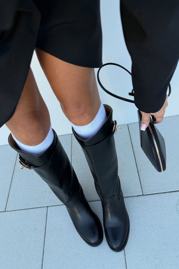 Czarne kozaki oficerki z paskiem na płaskiej podeszwie Iron