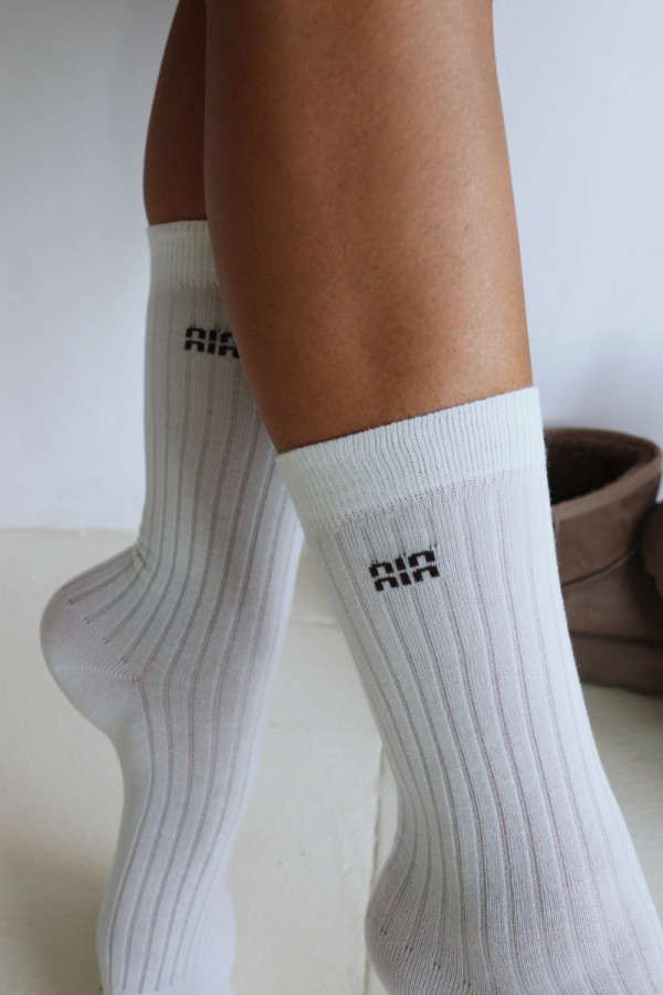 Białe skarpetki wysokie prążkowane z napisem NIKO