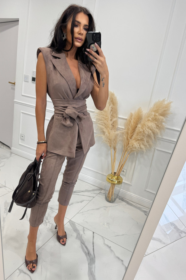 Beżowa kamizelka dłuższa zamszowa z paskiem ELEONORA 121