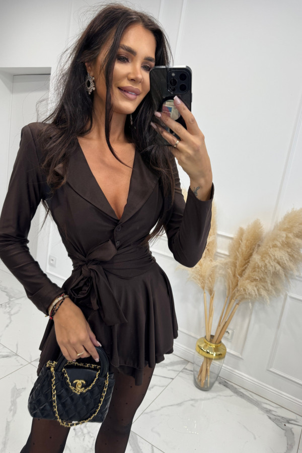 Czekoladowy kombinezon al'a sukienka z wiązaniem i falbaną SAMANTA 17