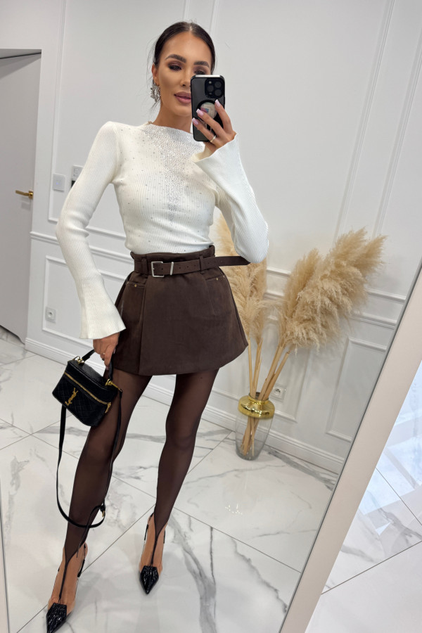 Kremowa bluzka z półgolfem zdobiona cyrkoniami Brylee 09