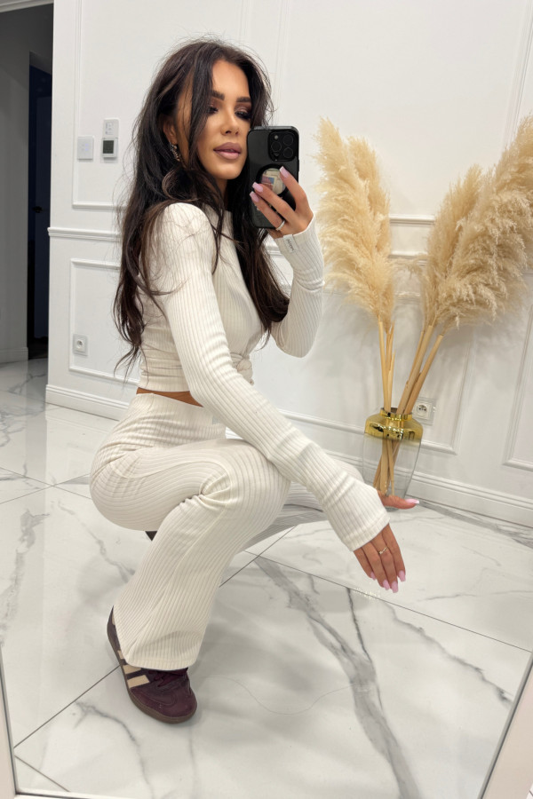 Kremowe prążkowane spodnie dzwony Cierra 34