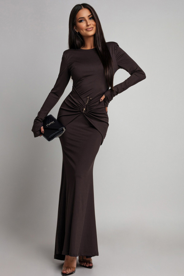 Czekoladowa sukienka maxi z biżuteryjnym zdobieniem w talii i odkrytymi plecami AMISHA 26