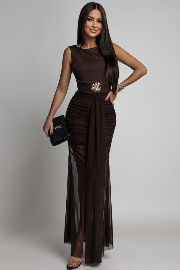 Brązowa sukienka maxi z marszczonym siateczkowym dołem, wyciętymi plecami i ozdobą DIANA 26